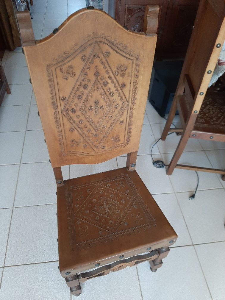 Mesa e armário em madeira maciça trabalhada