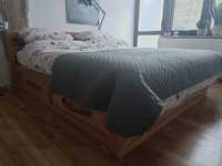 Łóżko drewniane, sypialnia, szafka wisząca, stolik, lampa