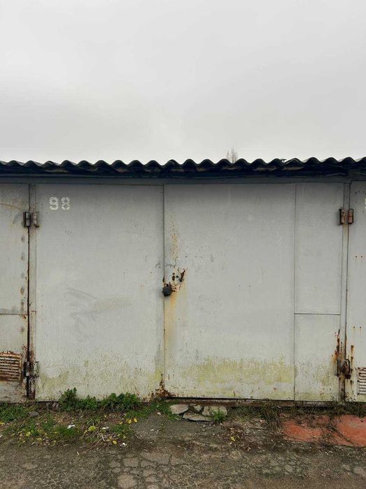 Продаж місця на автостоянці, гараж з погребом та оглядовою ямою