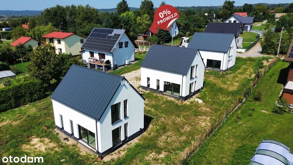 Nowe domy w sąsiedztwie terenów zielonych / Ujazd