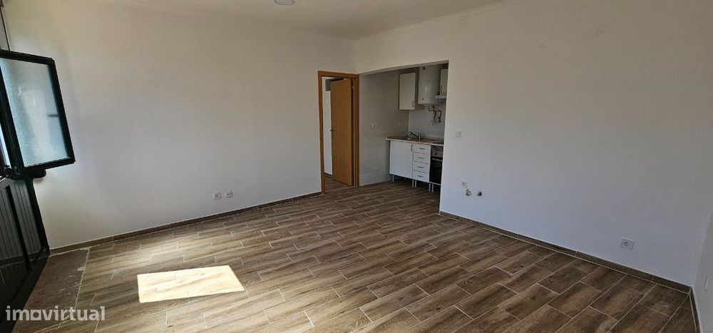 2 divisões, remodelação a estrear c/ cozinha semi-equipada