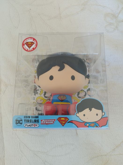 Um mealheiro Chibi do Superman  da Plastoy.
