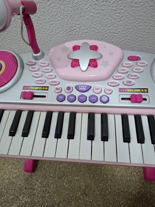 Vendo piano de criança