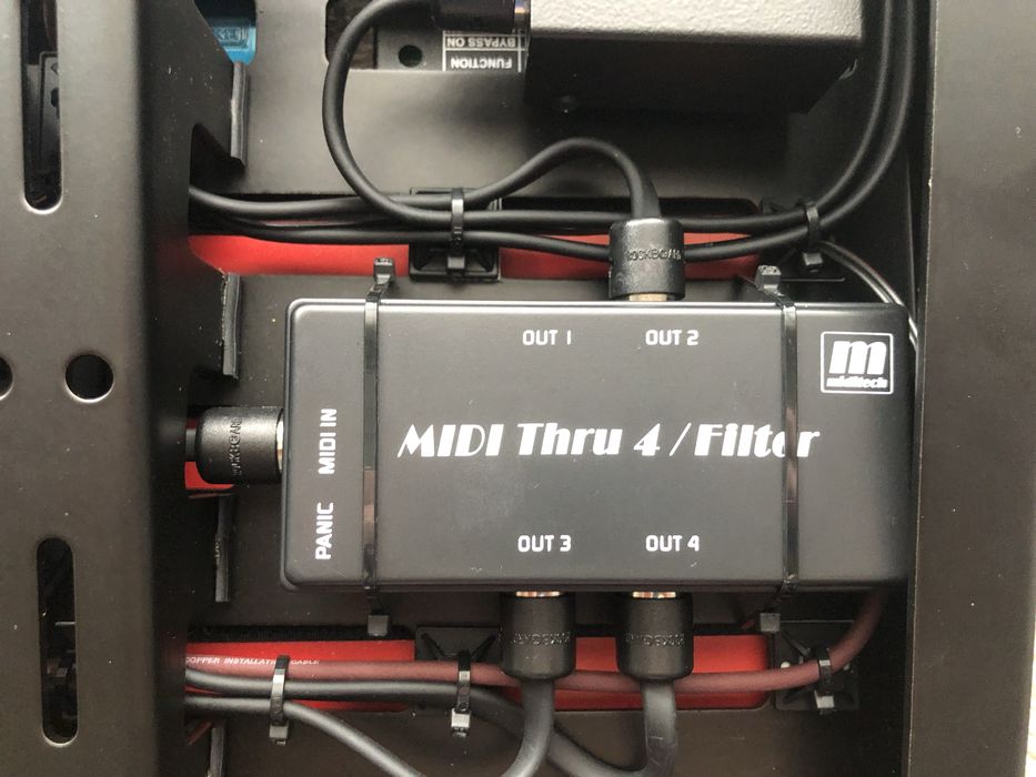 Miditech MIDI Thru 4 / Filter