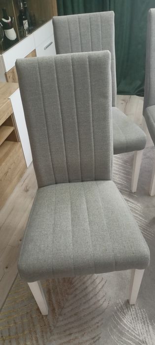Krzesła tapicerowane.Cena za 4 sztuki.
