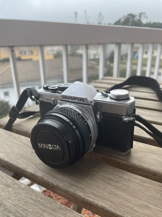 Olympus OM-2n + 50mm f/1.8 Zuiko – Analógica em ótimo estado