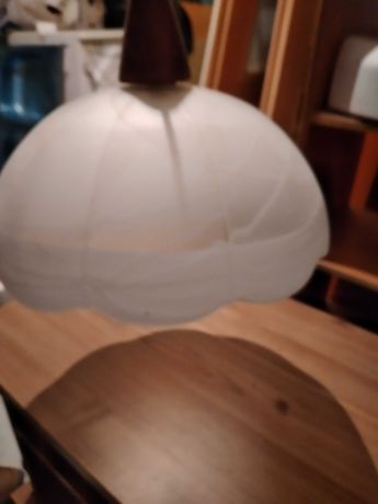 Duża lampa wisząca żyrandol ze szklanym białym kloszem bardzo ładna