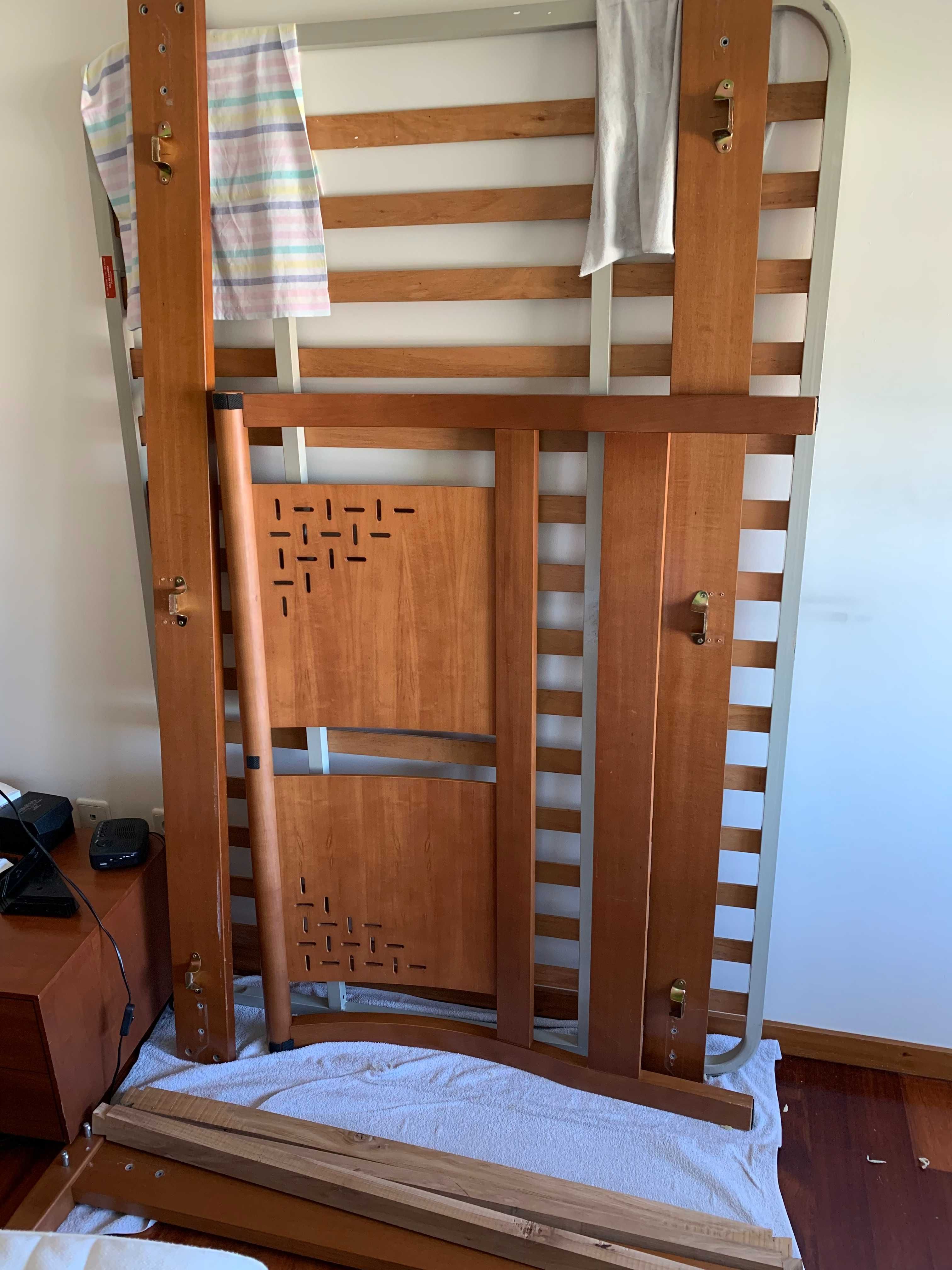 Cama com estrado + colchão + mesinha cabeceira em 100% madeira