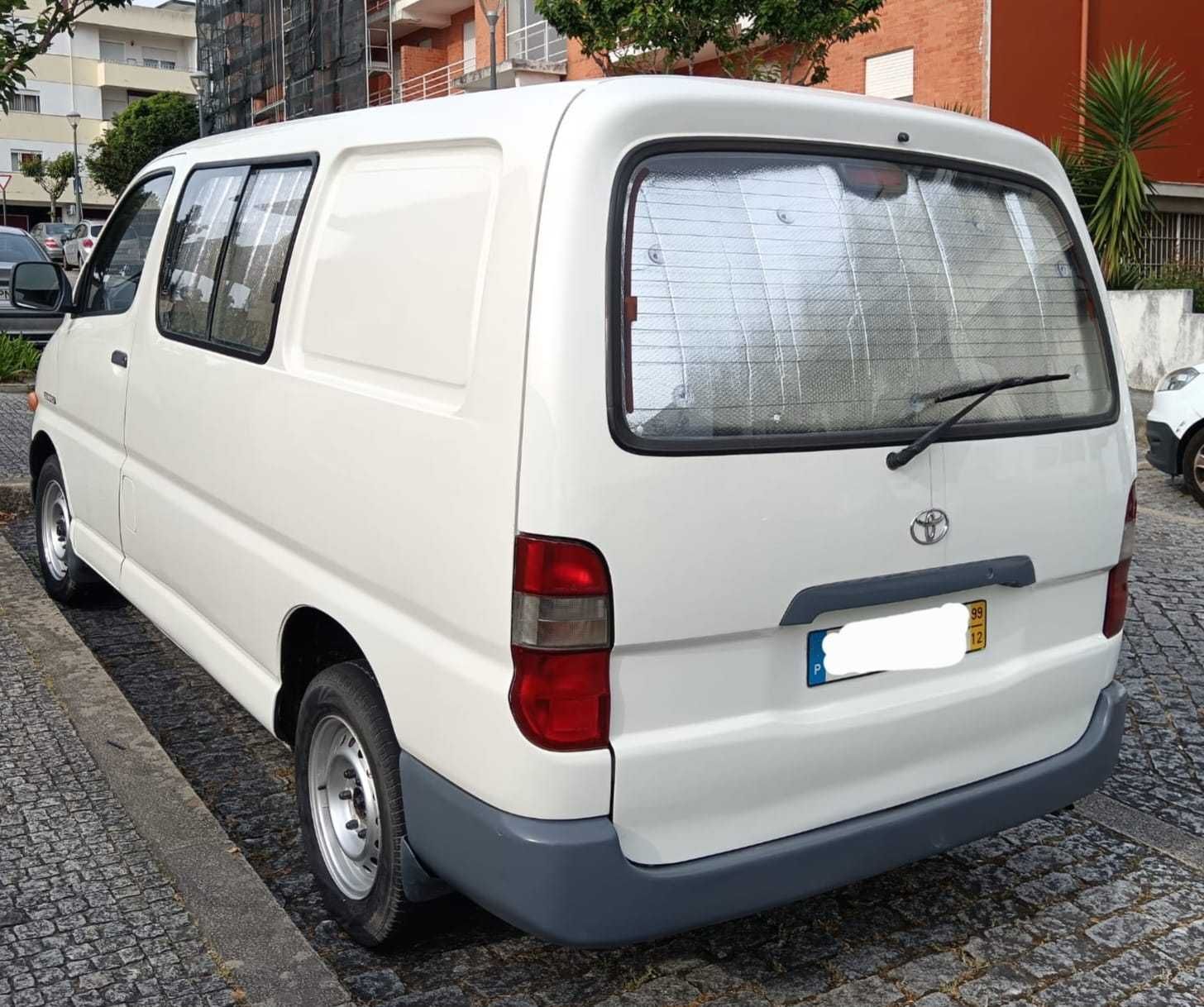 Toyota Hiace 1999, com modificações para campervan.
