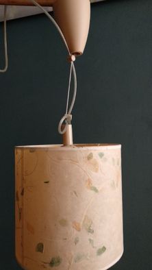 lampa wisząca z motywami suszonych liści
