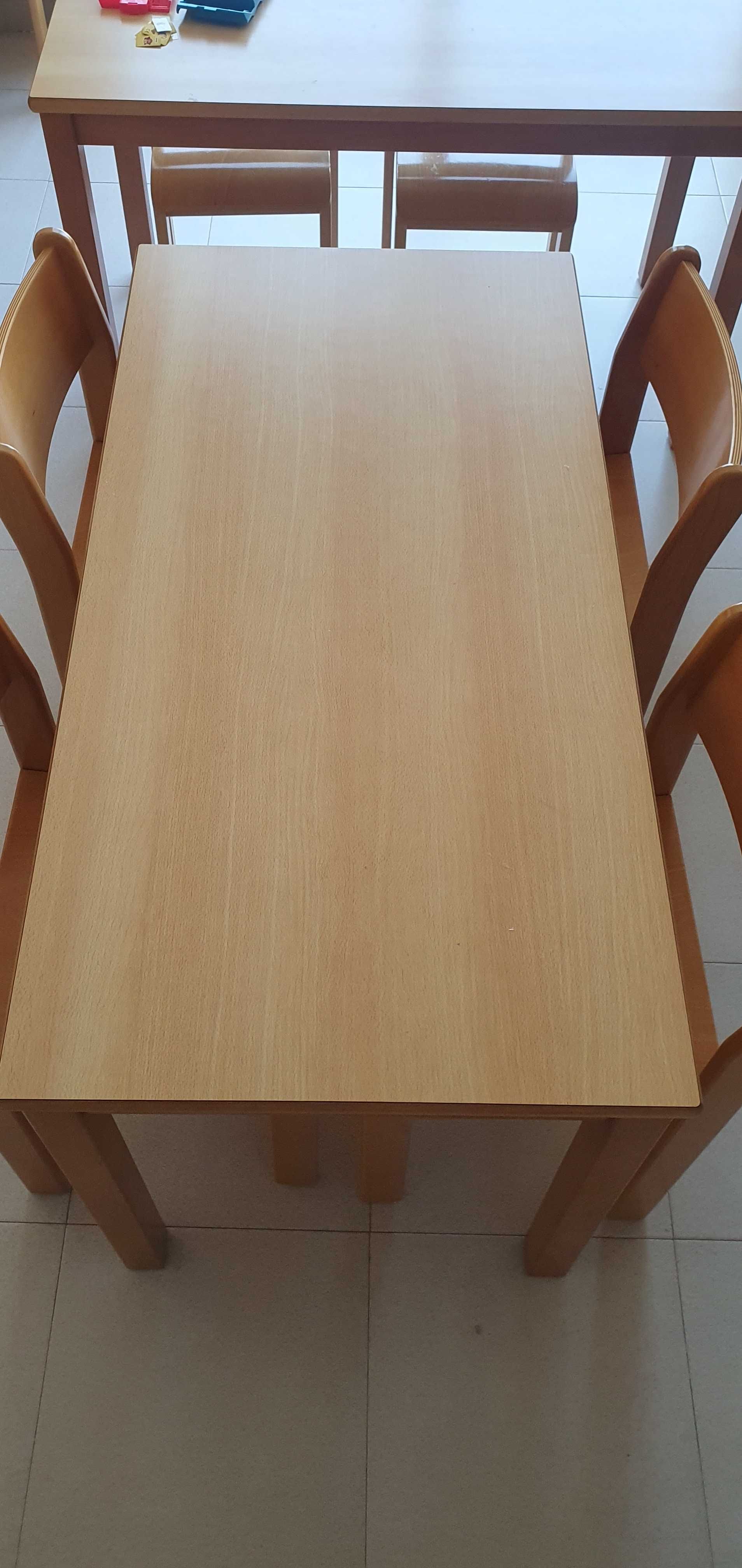 Mesas e cadeiras escolares