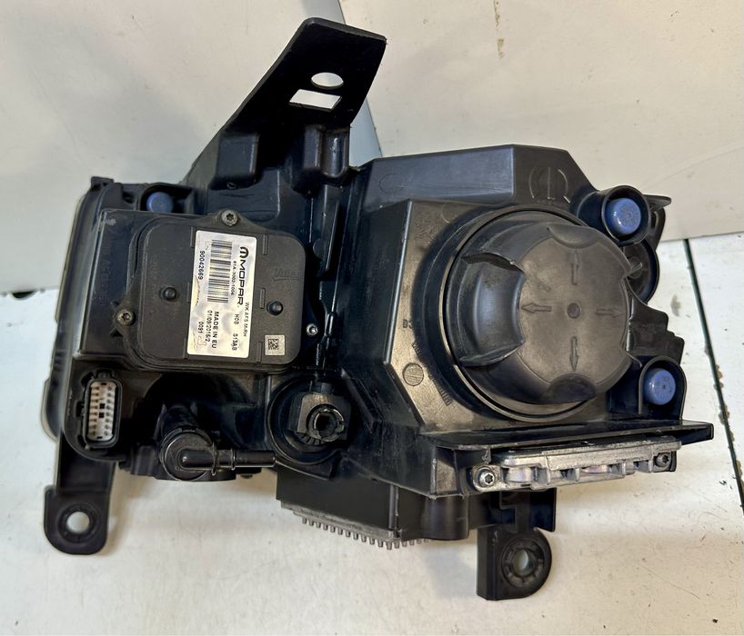 Фара права Jeep Grand Cherokee SRT USA 2014 2015 2016 68142490AG