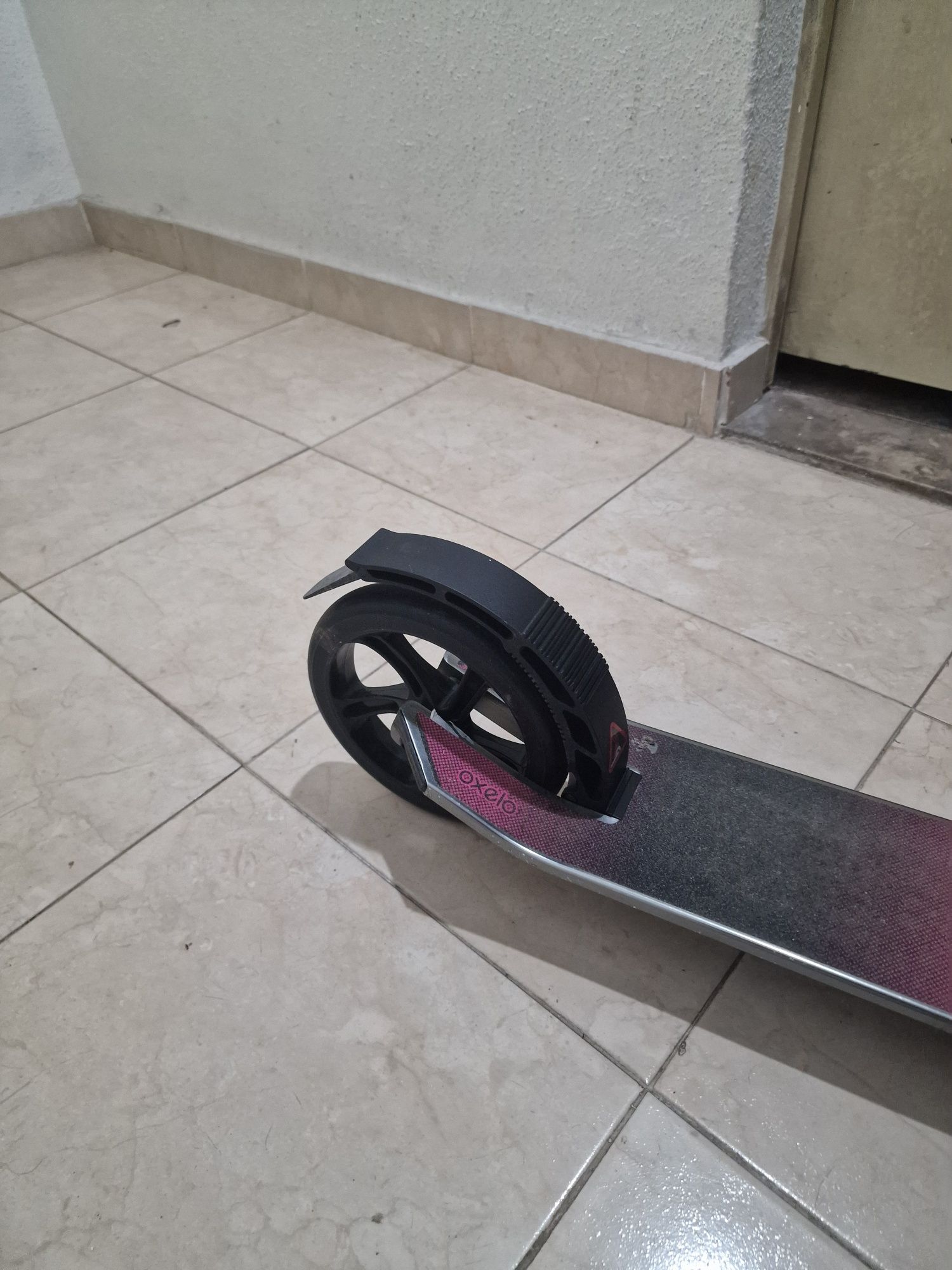 Trotinete rosa e cinzenta com altura regulável