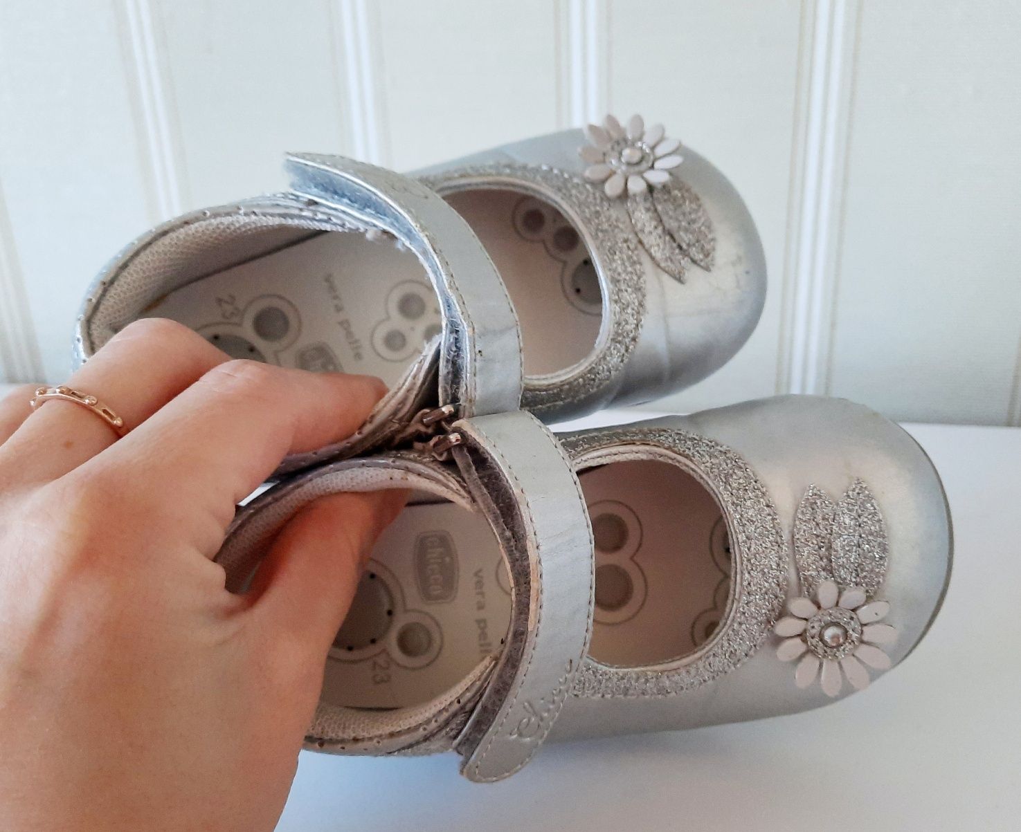 Срібні туфельки на дівчинку