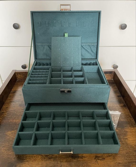 Elegancki zielony kuferek na biżuterię z zamknięciem na klucz