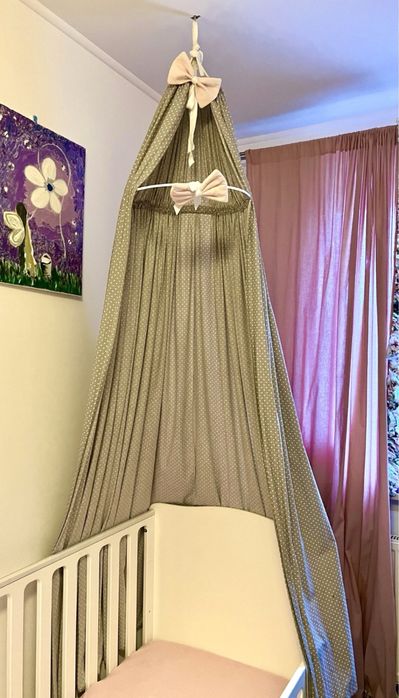 Uroczy baldachim w grochy – idealny nad łóżeczko lub kącik zabaw