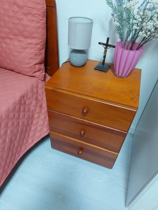 Cama + estrado + mesa cabeceira