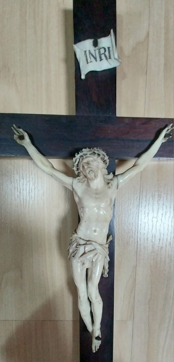 Crucifixo antigo de parede em madeira exótica