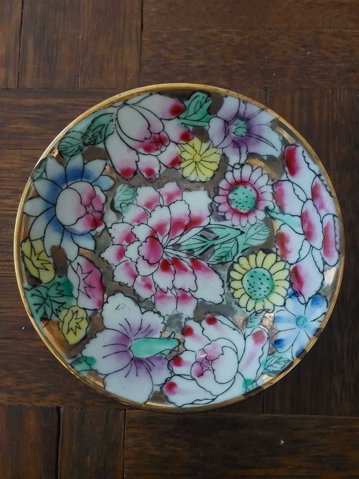 Pequena tigela de porcelana