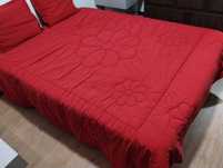 Estrado de cama casal com colchão e colcha