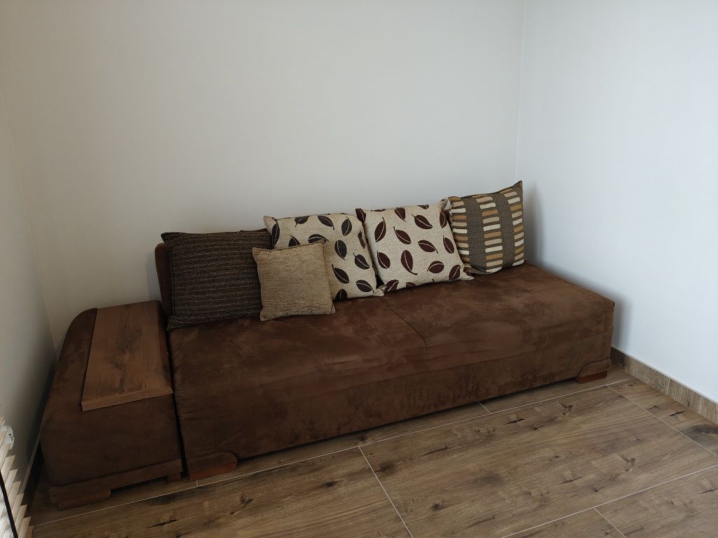 Sofa, tapczan, kanapa w stylu vintage retro rozkładana z poduszkami