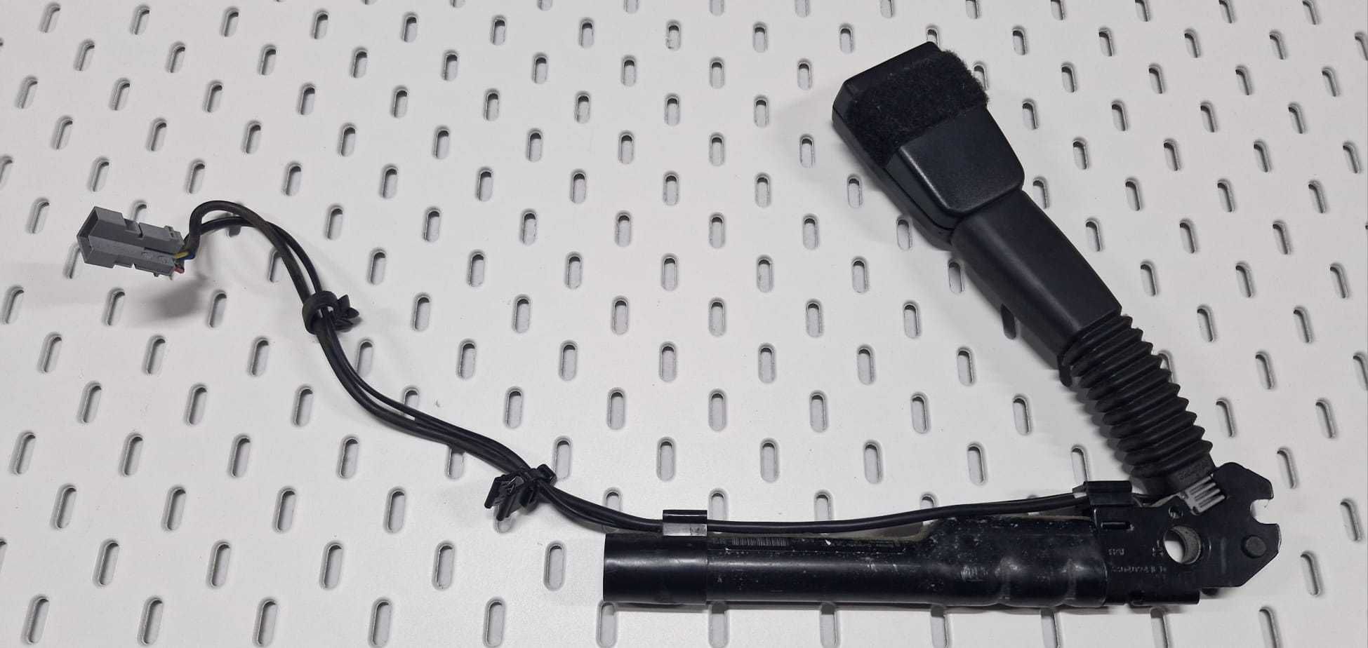 Napinacz pasa prawy BMW Xi E84 E81 E87 E90 E91 E92