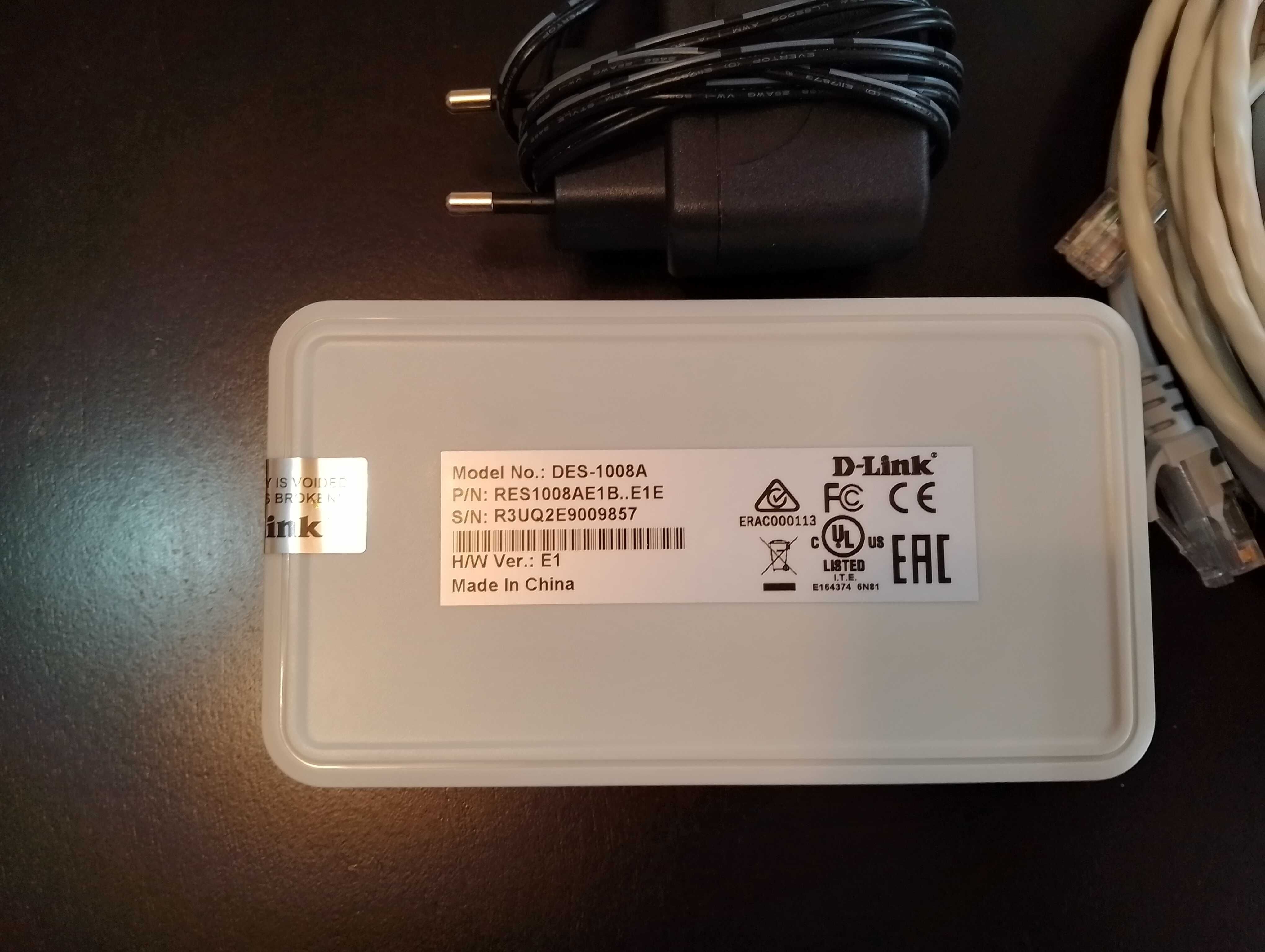 D-Link DES-1008A плюс 3 кабелі