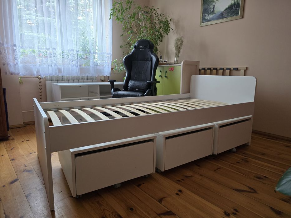 Rama łóżka Ikea Slakt z pojemnikami.