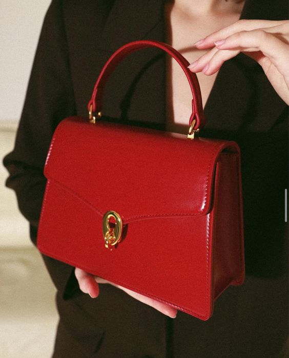 Червона стильна сумочка