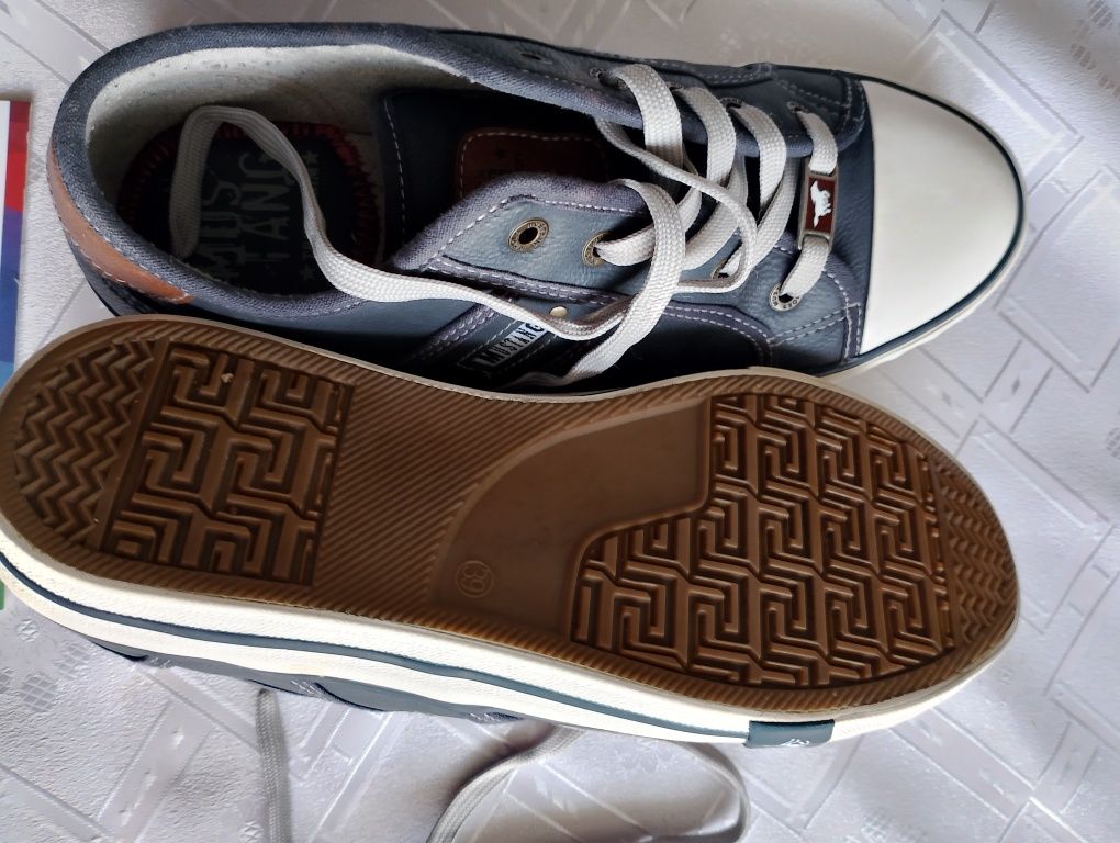 Buty sportowe męskie Mustang rozmiar 39 wkładka 25