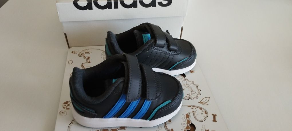Tenis Adidas tamanho 19