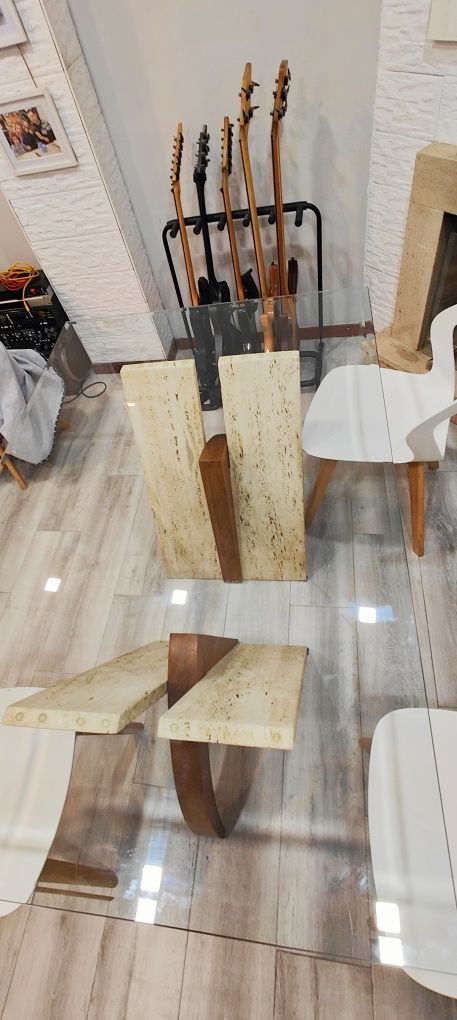 Mesa de jantar, tampo em vidro, suportes em parede de pedra maciços