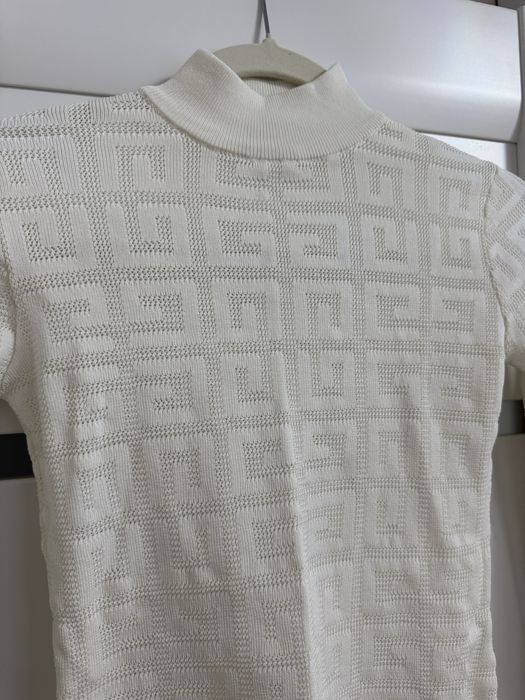 Білий гольф з візерунками