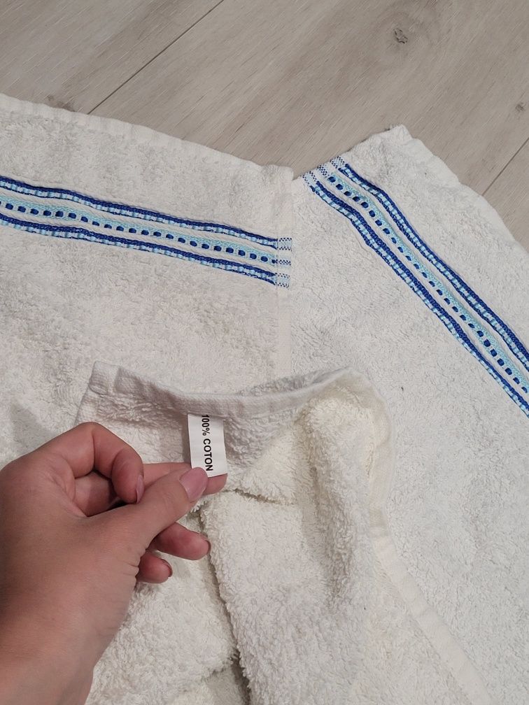 Białe ręczniki z niebieskim paskiem w stylu greckim 2