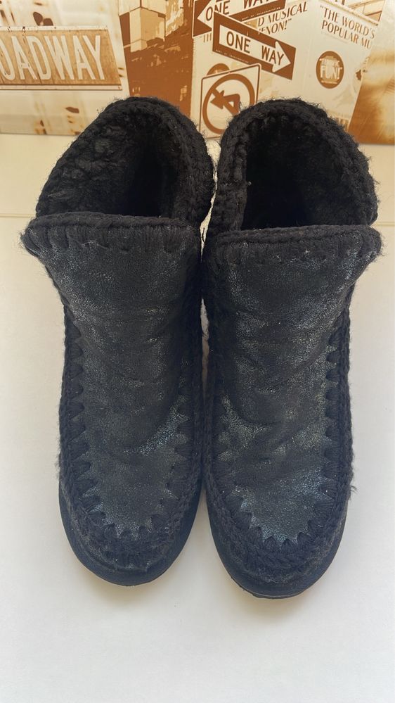 Botins de pelo preto