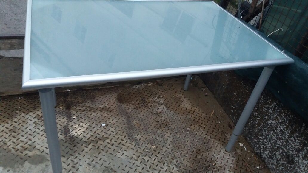 Mesa em aluminio e vidro fosco.