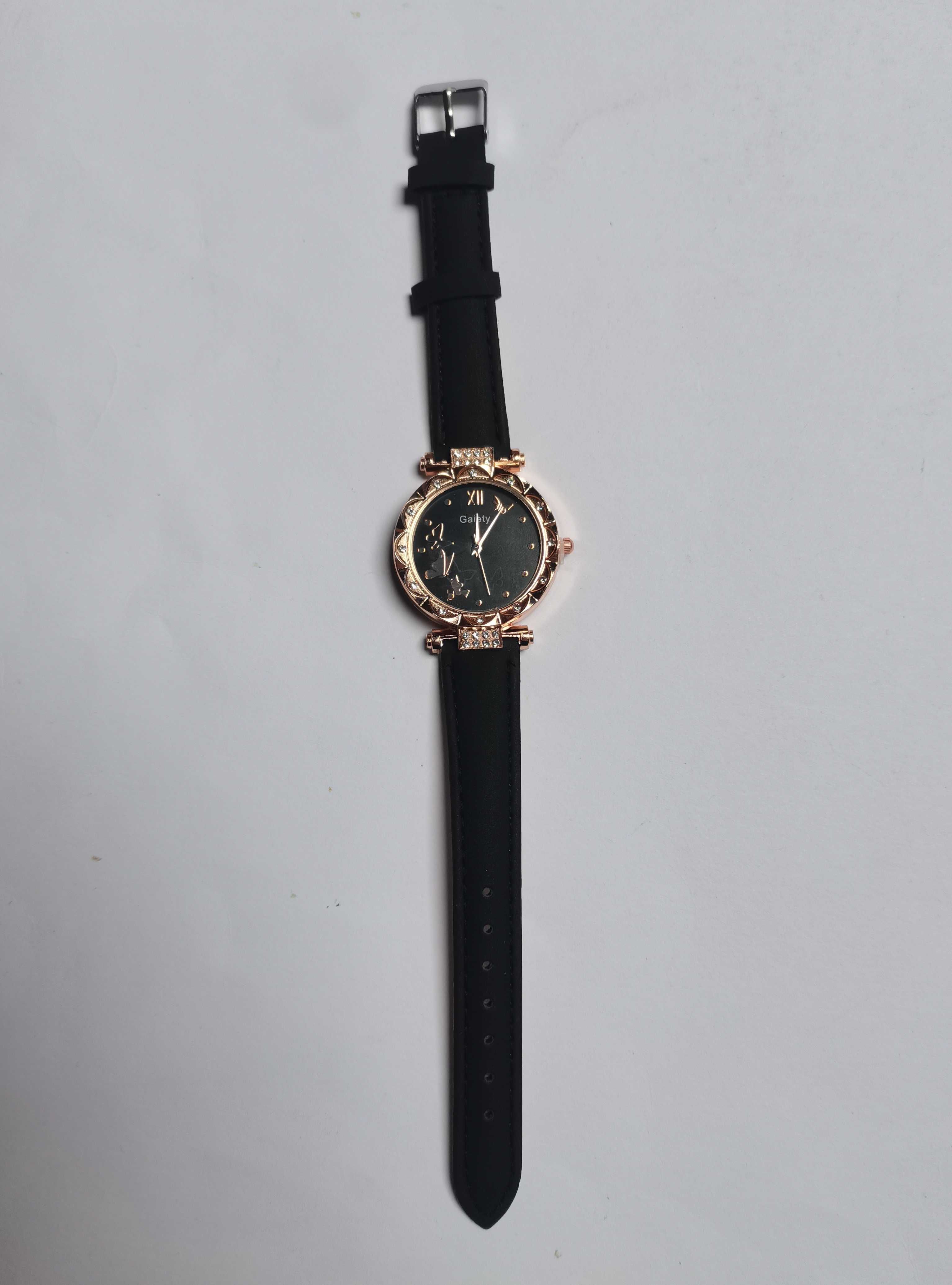 Elegancki zegarek analogowy ze zdobieniami i motylkami