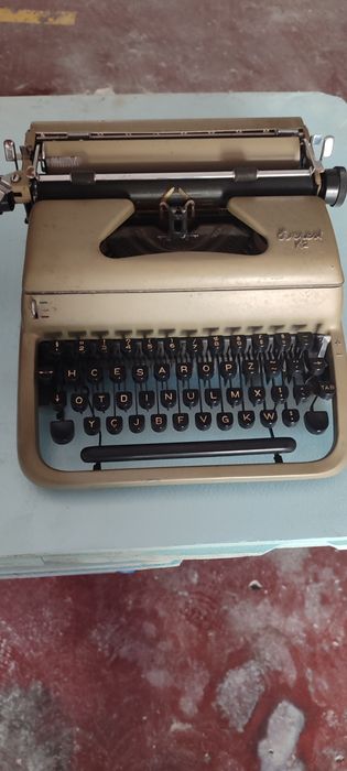 Vendo máquinas de escrever antigas