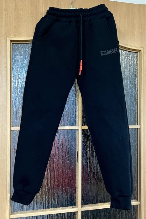 Czarny, ciepły kombinezon sportowy dla chłopca z kapturem