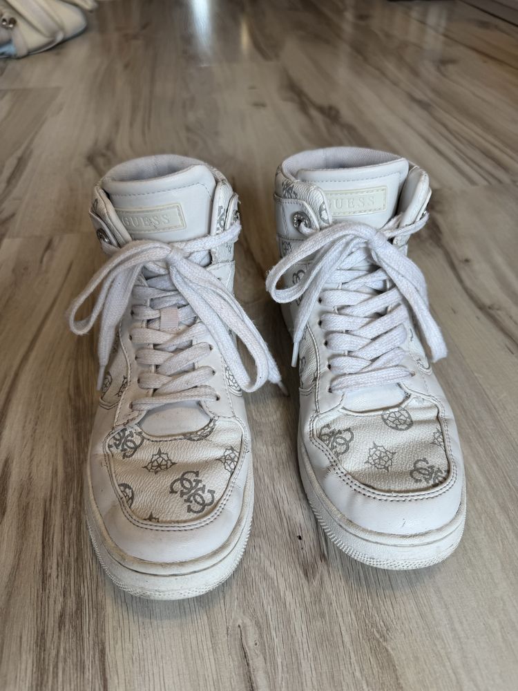 Białe buty wysokie trampki damskie Guess z monogramem, rozmiar 38