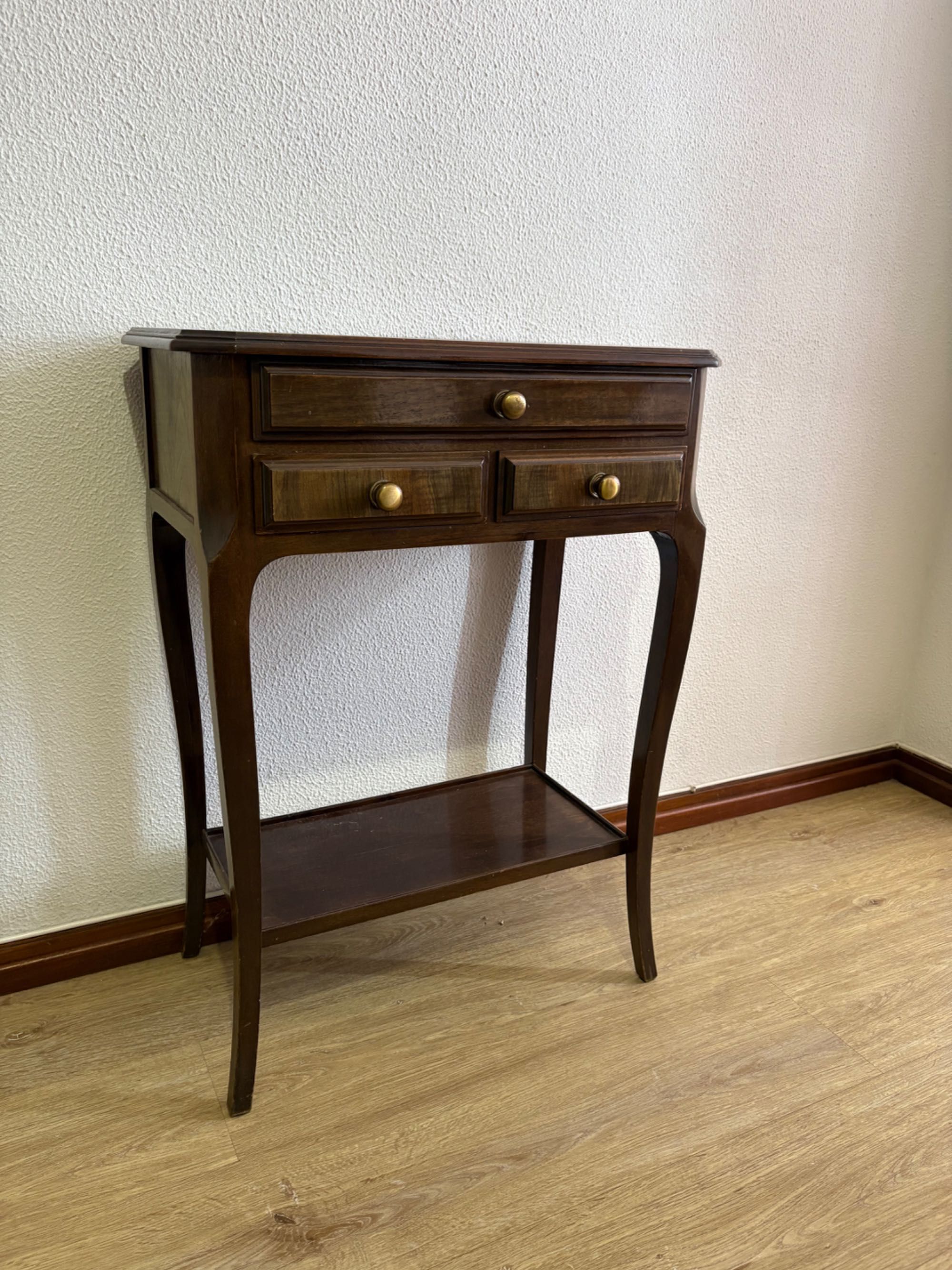 Mesa pequena de apoio de sala com gavetas
