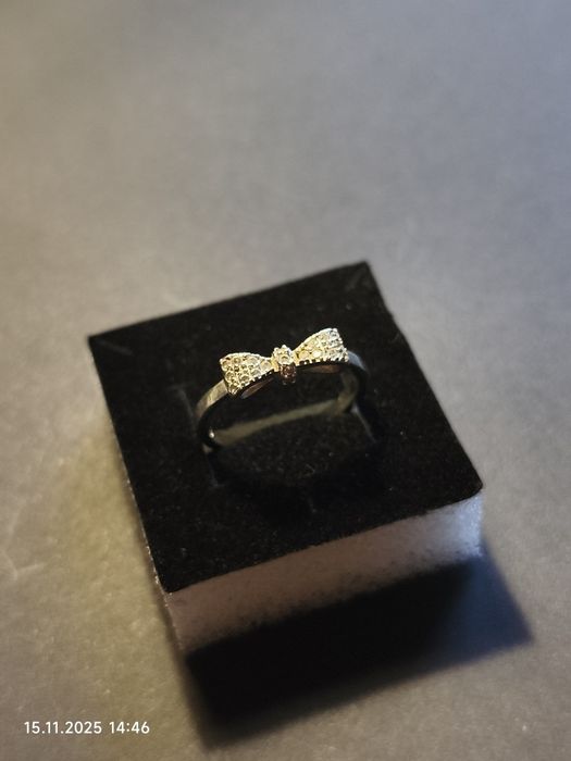 Pierścionek kokardka z kryształkami, srebro 925, średnica 17,6 mm