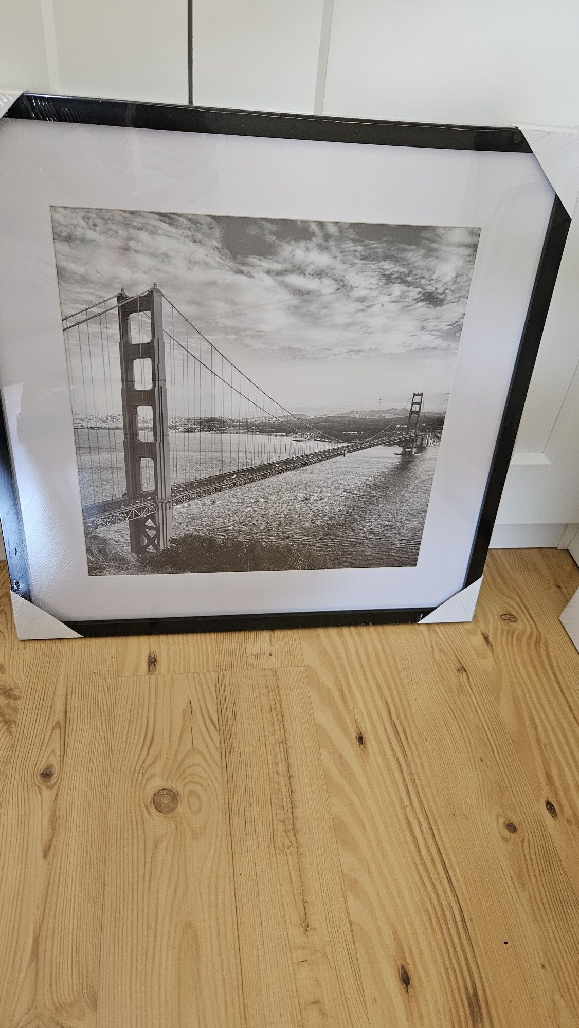 Nowe 2 plakaty w ramie 50x50 czarno-białe.

Nie wejdzie do paczkomatu