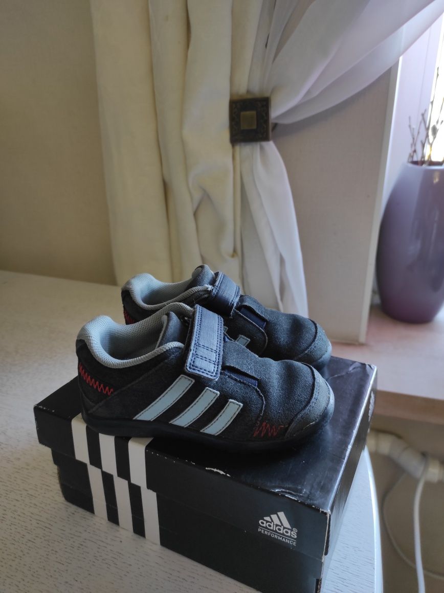 Продам кроссовки Adidas 21 р (стелька 13.5 см)