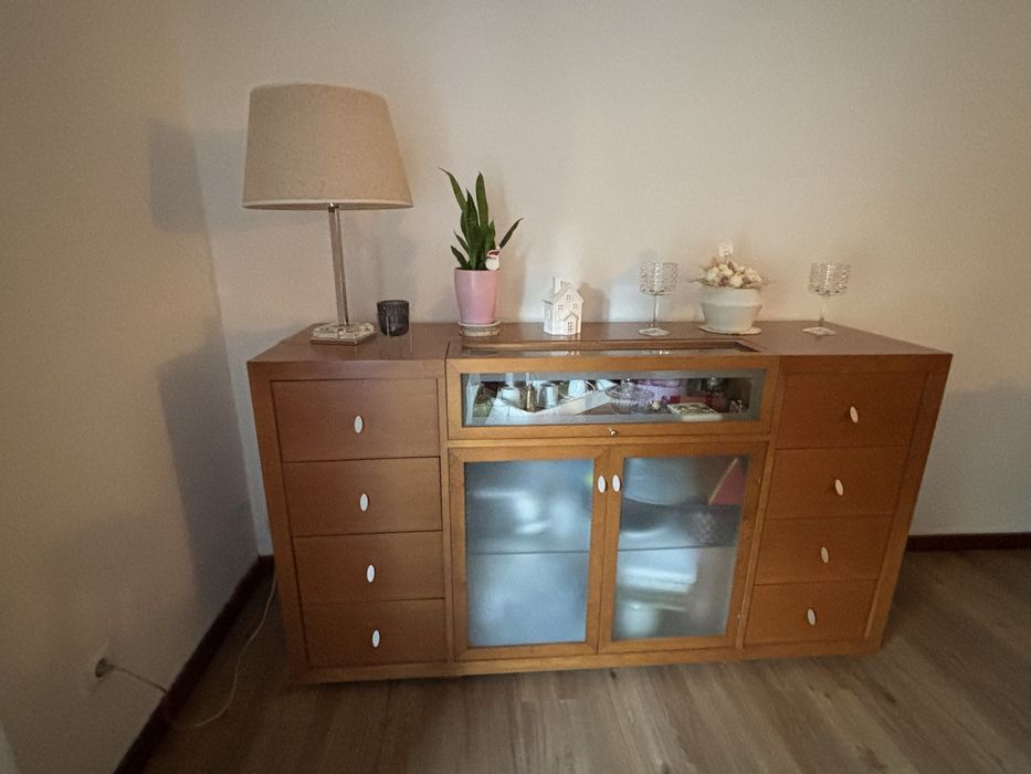 Conjunto de móvel aparador, louceiro, mesa de jantar e mesa de centro