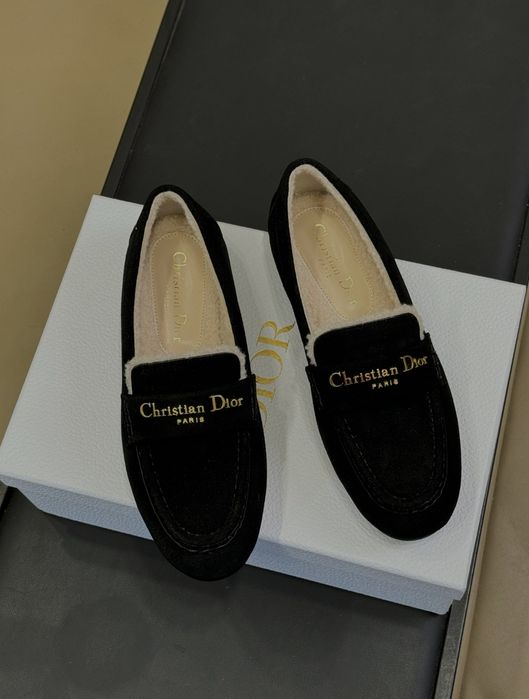 Loafery Dior z futerkiem – model FW25
