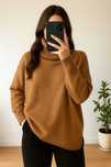 Ciepły karmelowy sweter damski oversize z golfem – M/L – z wiskozą