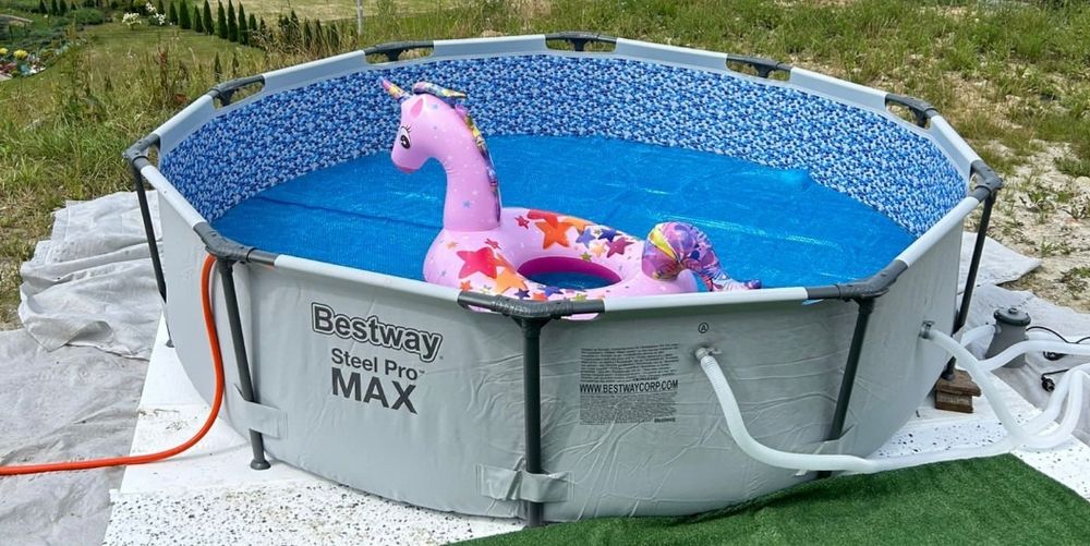 Basen stelażowy z wyposażeniem.