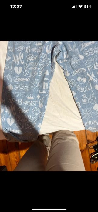 calça jeans com desenhos