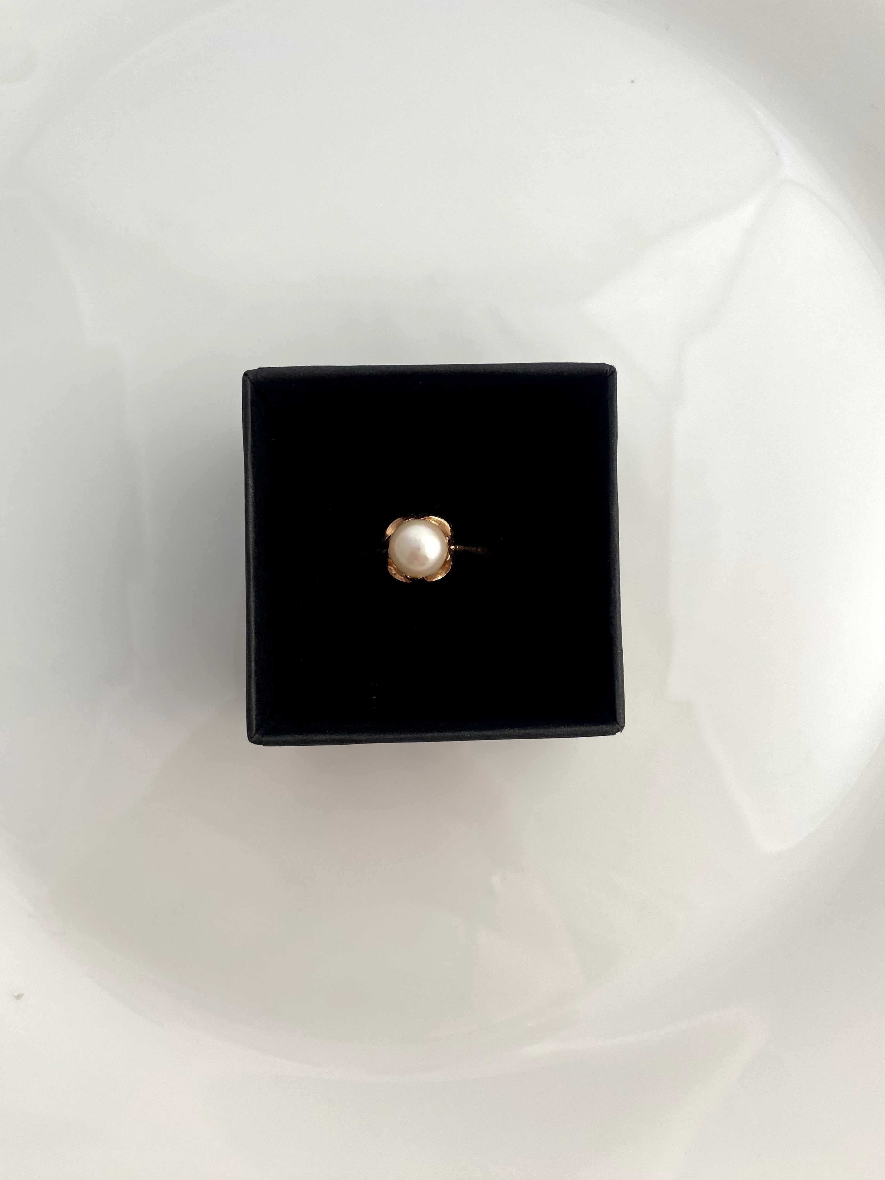 Piękny złoty pierścionek z perłą naturalną Au583 4.06g